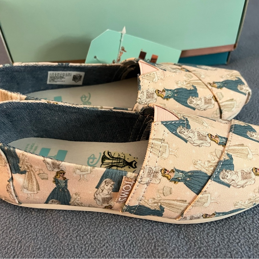 NWT Disney x TOMS Classic Pink Sleeping Beauty Printed Canvas Size 5.5